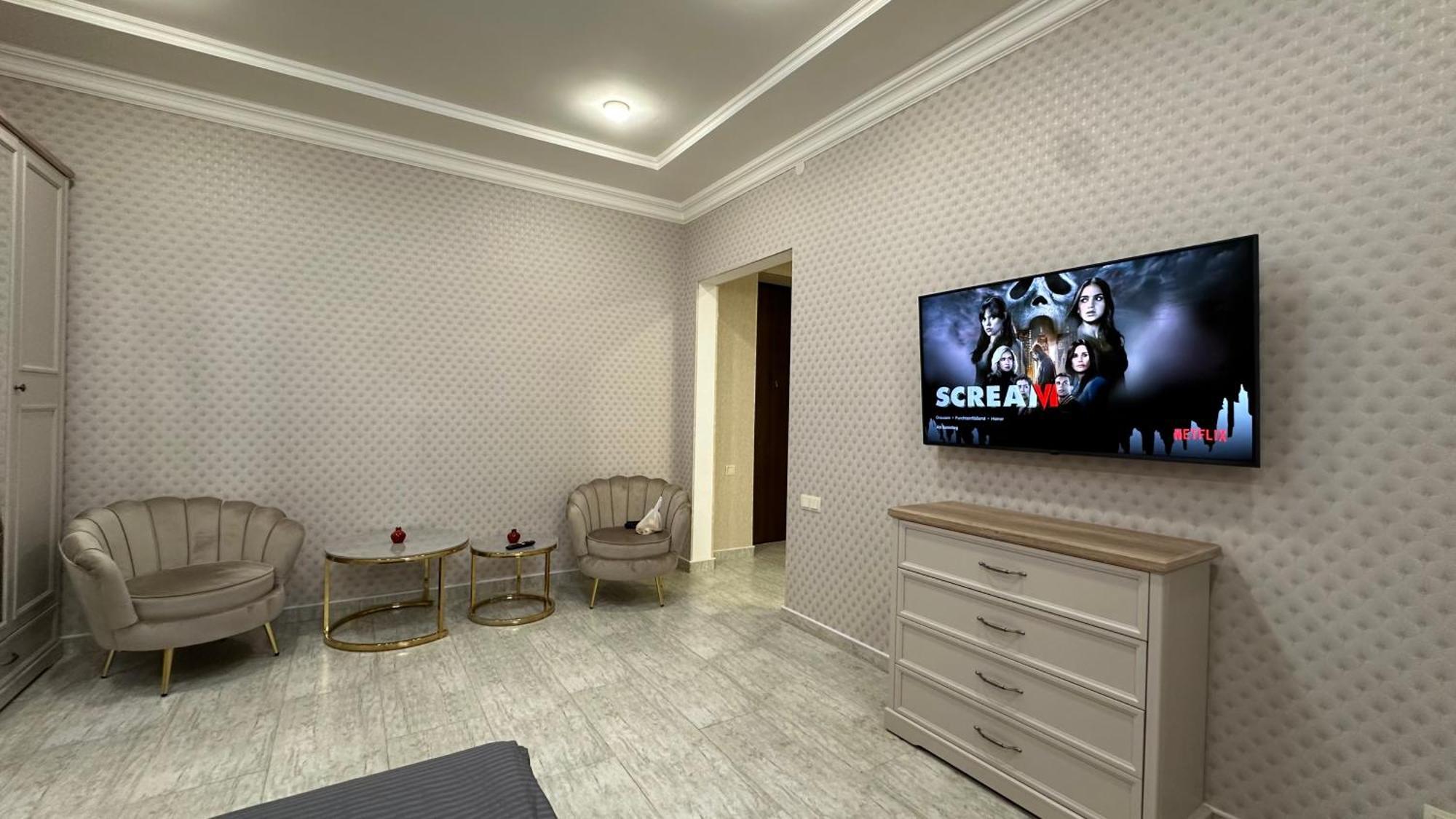 Lux In Heart Of Center Apartment